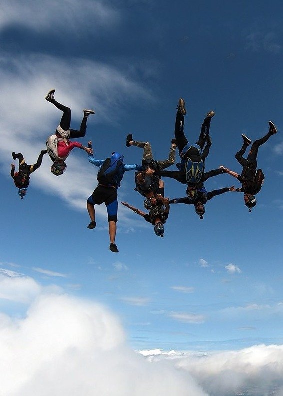 Freefly — grupo de paraquedistas em queda livre